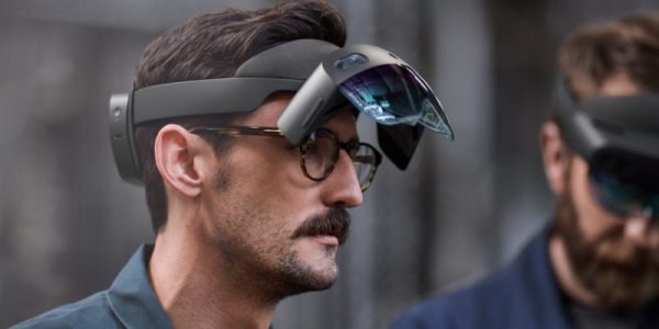 HoloLens2_VisorFLip_Lifestyle-5c72ed77bc19c-1000x667-800x534